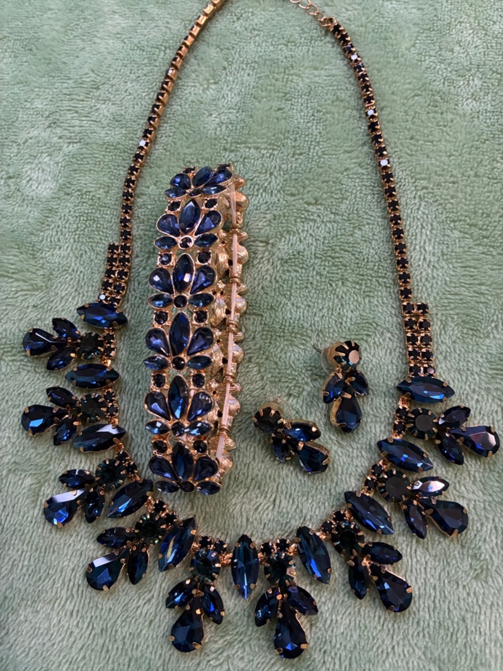 Lovisa💖 Gold-Tone Necklace with Deep Blue Crystal Accents🌟
